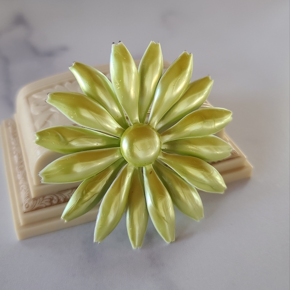 Jewelry - Vintage Iridescent Green Daisy Brooch